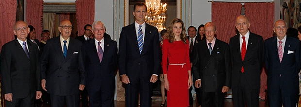 Sus Altezas Reales los Reyes de España junto con los Patronos Eméritos de la Fundación Princesa de Asturias