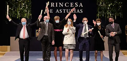 Científicos galardonados con el Premio Princesa de Asturias de Investigación Científica y Técnica 2021 tras recoger su diploma