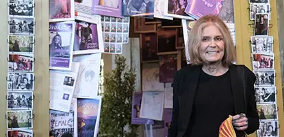 Gloria Steinem Premio Princesa de Asturias de Comunicación y Humanidades 2021 visita en la FPAbrica la exposición dedicada a su BIOGRAPHY