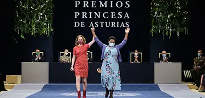 Representantes de la ONG CAMFED (Campaign for Female Education) tras recoger el galardón del Premio Princesa de Asturias de Cooperación Internacional 2021