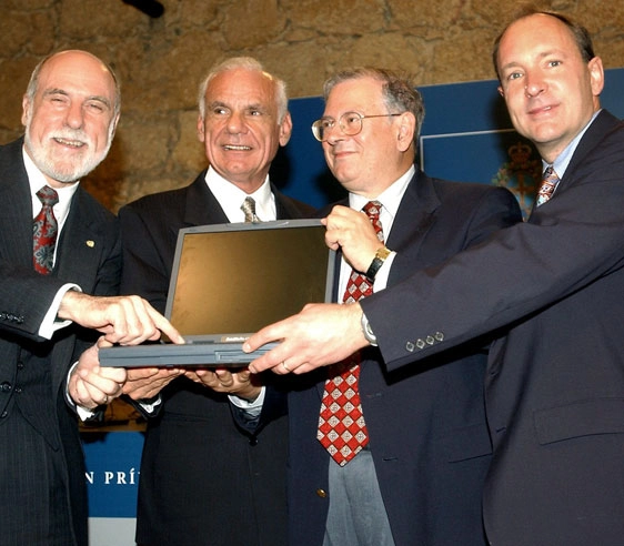 Lawrence Roberts, Robert Kahn, Vinton Cerf y Tim Berners-Lee