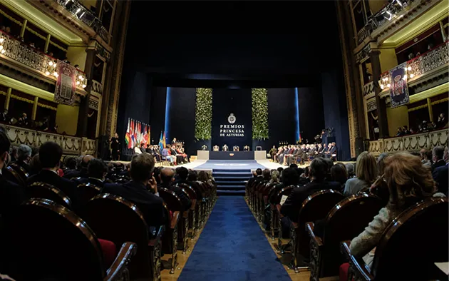 Evolución de la decoración del escenario del Teatro Campoamor para la ceremonia de los Premios Princesa de Asturias (fotografía contemporánea)