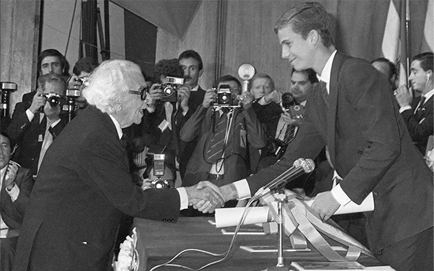 Evolución de la entrega del galardón durante la ceremonia de los Premios Princesa de Asturias (fotografía antiguaa)